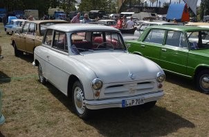 Это не помешало в современных автомобилях делать пластиковые бамперы, крылья и многие другие элементы. Так что, пластиковый кузов это то, к чему идут все автоконцерны. 
Касаемо Трабанта - его просто "загнобили". Машина была неплохая, уж точно не хуже фиата. А вот хорошей рекламной компании со сказками - тогда не провели, чем и воспользовались злопыхатели/конкуренты по всему миру раздувая из любой "мухи" слона. 
Напомню - ВАЗ "копейка" вышла в 1972 году. Трабант начали выпускать с 1957 года. Причем выпускали его до 91ого года во множестве модификаций от микролитражки с мотоциклетным двигателем (AWZ P70) до машины класса "Волги" (Sachsenring P240). 
Подозреваю - вместо АвтоВаза лучше бы построили завод Трабантов. Но с этим заводом вообще была очень темная история. Гораздо темнее чем с Мистралями.
