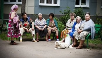 Несмотря на кучу сорных слов, автор ни разу никого не оскорбил: ко всем вежливо обратился, дал дельные советы. Зато в комментариях сейчас по доброте душевной всем косточки перемоют