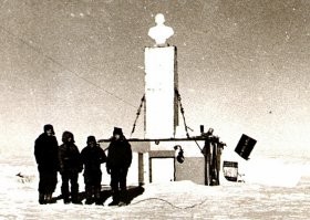 Советская станция в районе Полюса Недоступности 14 декабря 1958 года. В 2007 четыре экстремала – трое англичан Рори Суит, Руперт Лонгсдон, Генри Куксон и канадец Пол Лэндри, добрались до советской станции. Они ехали на лыжах, прикрепленных к воздушным змеям. Таким способом смогли прокатиться от станции «Новолазаревская» до Полюса недоступности за 49 дней. Этот результат попал в Книгу рекордов Гинесса.