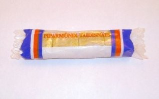 Не отказался бы от жвачки эстонской, производства фабрики «Калев» (кстати, до сих пор держат качества) в виде подушечек, которые пропитывались «Пепси-Колой» и посему люто, бешено котировались в 80-90хх.