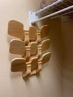 Установили ее правильно, только "плечики" вверх ногами.