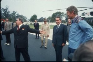 В Кемп-Дэвиде в 1973 году Брежнев встретился с американским актёром Чаком Коннорсом. Л.И. обожал вестерны, а особенно сериал «Стрелок»(Rifleman) с Коннорсом в главной роли. Актёр подарил Брежневу ковбойскую шляпу и два шестизарядных револьвера. В ответ Коннорс получил от генсека самовар.
Перед отлётом Брежнев заметил в толпе провожающих своего нового друга, подошёл к нему, крепко обнял и чуть не запрыгнул к нему на руки.

Л.И. и Коннорс поддерживали дружеские отношения. В декабре 1973 года Коннорс приехал в СССР по приглашению генсека. Коннорс хотел в составе официальной делегации от США проводить Брежнева в последний путь в 1982 году, но американское начальство почему-то запретило ему поехать. Коннорс скончался ровно через десять лет после Брежнева, 10 ноября 1992 года.