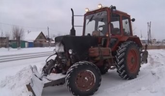 Кстати, скоро осень и зима и куча этих новых желтых тракторов JCB, Вольво итд вывалиться на улицы города. Я ничего против них не имею против, но есть один вопрос-какие придурки согласовали эксплуатацию этих тракторов на улицах города с таким размещением осветительных приборов? Перестраиваешься, например, в другой ряд, черная ночь/вечер/утро, дождь со снегом, этот трактор весь в говне, стекла тоже в говне, и..лампочки у него идут через 2.5метра после начала ковша на высоте 2х метров, а тои выше. Вопрос, что видно в боковое зеркало? Ничего, серая масса, и привет ковш. И теперь сравните с нормальным расположением у Беларуси. Постоянно вижу ДТП с этой желтой техникой весной-зимой-осенью на улицах своего города.
 Но к этому видео, конечно мое возму.. нытье не относится