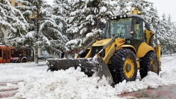 Кстати, скоро осень и зима и куча этих новых желтых тракторов JCB, Вольво итд вывалиться на улицы города. Я ничего против них не имею против, но есть один вопрос-какие придурки согласовали эксплуатацию этих тракторов на улицах города с таким размещением осветительных приборов? Перестраиваешься, например, в другой ряд, черная ночь/вечер/утро, дождь со снегом, этот трактор весь в говне, стекла тоже в говне, и..лампочки у него идут через 2.5метра после начала ковша на высоте 2х метров, а тои выше. Вопрос, что видно в боковое зеркало? Ничего, серая масса, и привет ковш. И теперь сравните с нормальным расположением у Беларуси. Постоянно вижу ДТП с этой желтой техникой весной-зимой-осенью на улицах своего города.
 Но к этому видео, конечно мое возму.. нытье не относится