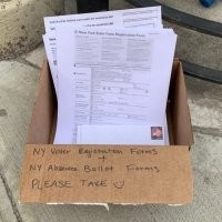 "Хотите проголосовать? Пожалуйста! Бюллетени для голосования штата Нью-Йорк лежат на Джефферсон авеню!"
Автор, учи английский.
Это формы для регистрации избирателей, тех кто никогда раньше не голосовал или переехал на новый адрес.
Бюллетени для голосования и выглядят иначе, и на улице не валяются.