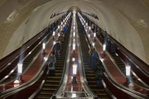 это обшивка деревянная!!! такая была раньше во всех метрополитенах СССР!