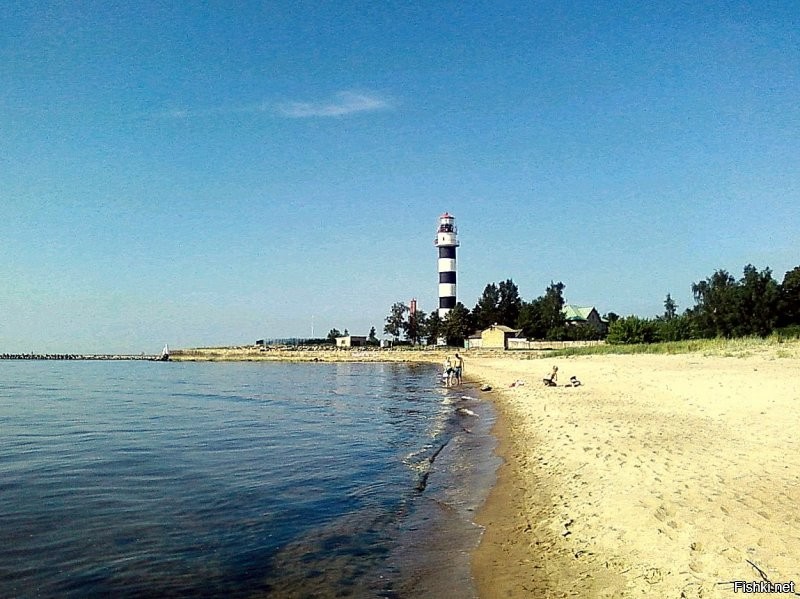 "В огромном городе пляж никогда не бывает пустым. Даже когда становится холодно".
 Холодно это как? У нас зимой в хорошую погоду гуляющего народу по берегу залива тоже хватает.
Каждый хвалит своё... Правда фотографии старые, но море от этого не изменилось.