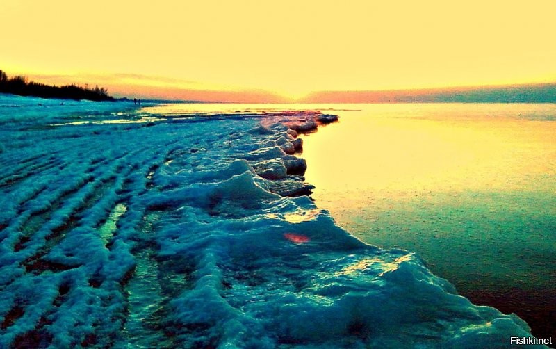 "В огромном городе пляж никогда не бывает пустым. Даже когда становится холодно".
 Холодно это как? У нас зимой в хорошую погоду гуляющего народу по берегу залива тоже хватает.
Каждый хвалит своё... Правда фотографии старые, но море от этого не изменилось.