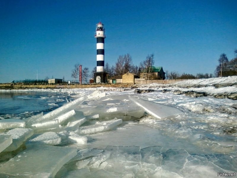 "В огромном городе пляж никогда не бывает пустым. Даже когда становится холодно".
 Холодно это как? У нас зимой в хорошую погоду гуляющего народу по берегу залива тоже хватает.
Каждый хвалит своё... Правда фотографии старые, но море от этого не изменилось.