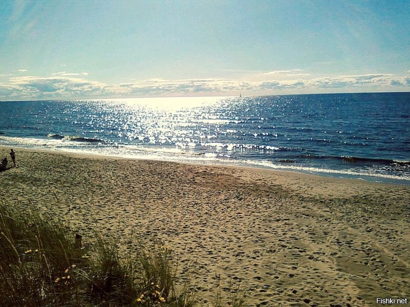 "В огромном городе пляж никогда не бывает пустым. Даже когда становится холодно".
 Холодно это как? У нас зимой в хорошую погоду гуляющего народу по берегу залива тоже хватает.
Каждый хвалит своё... Правда фотографии старые, но море от этого не изменилось.
