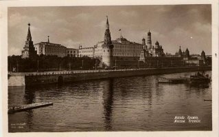 Многое с годами не меняется.
Примерно с этого ракурса снимали все кто в столице был.