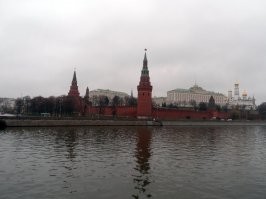 Многое с годами не меняется.
Примерно с этого ракурса снимали все кто в столице был.