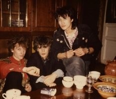 А зачем рядом с этим плакатом фото уклонистов, бездельников, космополитов и гедонистов...