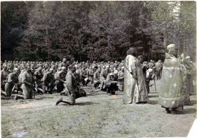Попец зажигает.
ПМВ, Российская армия, молитва перед боем. Вот будущее Россиянинской армии. Бог в помощь, и на супостата, ура! За бога, президента и отечество!