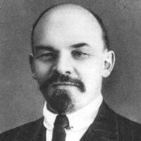 Владимир Ульянов (Ленин)
Знаменитый российский ученый, прикладной политолог/социолог/экономист. Поставил над Россией эксперимент по превращению ее в коммунистическое государство. К сожалению, не всем жителям Росии понравился этот эксперимент. Простая российская девушка Фанни Каплан разрядила в него свой браунинг,после чего здоровье великого ученого пошатнулось, и вскоре он откинул копыта.