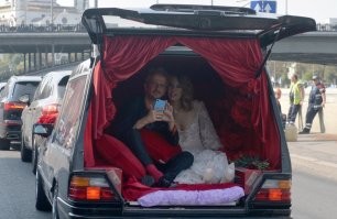 Дуралеев в мире хватает, вспомнить туже свадьбу Собчак.