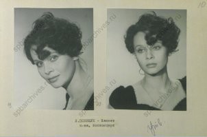 Скорее всего "школиник", это техническое обозначение, типа вне театра но не уверен, кто в курсе подскажите.

Фотопробы к фильму "Приключения принца Флоризеля" (1979).
