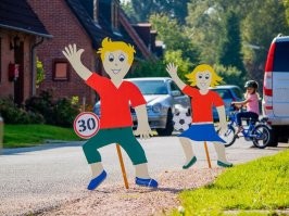 Есть ещё типа с рюкзаками в школу идут и т.д