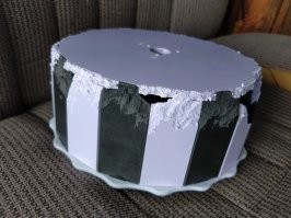 Купил я как-то хомяку колесо, классное, большое, бесшумное. Стоит как 3 таких хомяка... Так эта сволочь сожрала его.