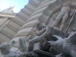 Вена, Австрия, площадь Михаэлерплац. Насколько детали проработаны - и это же не музей, статуя на площади, да ещё фонтан.