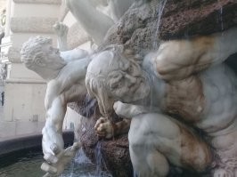 Вена, Австрия, площадь Михаэлерплац. Насколько детали проработаны - и это же не музей, статуя на площади, да ещё фонтан.