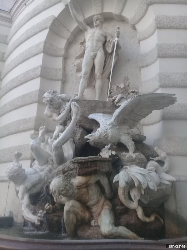 Вена, Австрия, площадь Михаэлерплац. Насколько детали проработаны - и это же не музей, статуя на площади, да ещё фонтан.