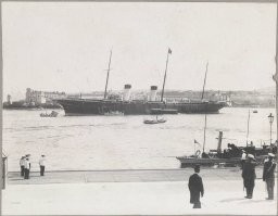 Ни одного слова про "Штандарт" на Черном море, как будто его  тут и не было. Но фотографии вещь упрямая. Яхта "Штандарт" в Севастополе, напротив Графской пристани, откуда Императорская семья отправлялась в свою летнюю резиденцию. И еще одна, яхта пришвартована к пирсу в Южной бухте.