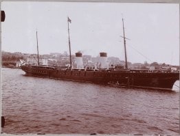 Ни одного слова про "Штандарт" на Черном море, как будто его  тут и не было. Но фотографии вещь упрямая. Яхта "Штандарт" в Севастополе, напротив Графской пристани, откуда Императорская семья отправлялась в свою летнюю резиденцию. И еще одна, яхта пришвартована к пирсу в Южной бухте.