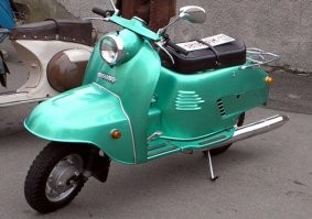 После велика, когда подрос уломал батю купить Рига- 7. Потом сдал на права кат. "А", продал мопед и купил 3-х скоростной мотороллер " Электрон". Моцик батя не разрешил, говорил: Это гроб на колёсах. У нас на районе многие на них бились. А движок у мотороллера был слабоват, всего 150 кубиков. По ветру разгонялся до 85, а против на спидометре ровно 60 и хоть... Мечтал поменять на "Турист" , 200 кубов и скорость до 100.