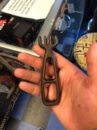 Причем тут струны.Это канатный ключ (расширитель) для небольших пучков каната или проволоки,лески. Штанга в середине ручки предназначена для того, чтобы контролировать натяжение лески во время работы с ней, а вилки позволяют раздвинуть запутавшиеся комки.