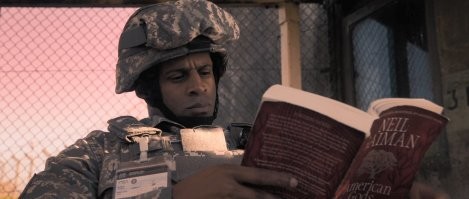 В "Благих знамениях" охранник на авиабазе читает книгу другого соавтора сериала - Нила Геймана.