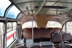 В детстве радовали "экстры" -  задние сидения с подогревом и постоянный бензодух в салоне...