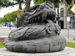 Памятник змее в ацтекском стиле. Прикольно выглядит.