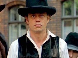 думаю ей звание дали по тому что Караченцов заслучил 2 или 3 таких звания .  тем более когда случилась беда нужны были деньги . лично она мне тоже неприятна и больно было смотреть как она таскает ЛЕГЕНДУ в неприглядном виде как тряпичную куклу.  хочется чтоб Караченцов остался в памяти таким .