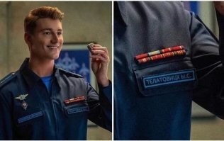 Этот зализанный полупокер хоть смотрел на форму? Видимо нет, иначе попросил бы поправить надпись. Он наверно верещал как порось когда его взяли на роль, и делал что скажут дабы не выгнали.