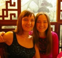 Моя жена одна из близняшек. Я всегда различаю. Сильно разные характеры. внешне тоже разные (для меня). Но, родители путают, в универе тоже их путали. 

Я же стоял и не знал где моя только раз: приехала сестра, оделать в такое же домашнее как и моя, и стоят обе в ванне - одна в ванной голову моет наклонилась, другая в раквине и так же наклонилась. Открываю дверь - и встал вопрос, где моя попа, которую можно шлепнуть?