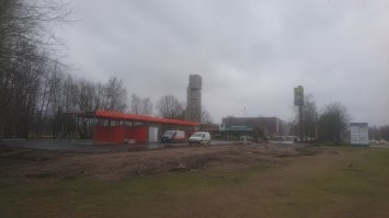 Супермаркет стройматериалов ещё в стадии строительства .Основной корпус стоит ,только в нём раньше был супермаркет Prizma  сейчас Imantas tirgus (Имантский базар).Чебурашку снесли .
