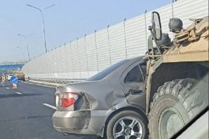 Ха, у нас в Крыму такой-же баран под БТР залезть умудрился!

В четверг, 24 сентября, на трассе "Таврида" произошло ДТП с участием легкового автомобиля и БТРа.

Об этом сообщают очевидцы

Авария случилась около 9 часов утра в районе села Приятное Свидание Бахчисарайского района Крыма. БТР, ехавший в составе колонны военной техники, столкнулся с автомобилем "Nissan Almera". 

"Похоже, "Ниссан" опередил БТР и перед ним решил перестроиться. Ну и БТР его подвинул. Просто, многие думают, что в БТРе обзор, как в автобусе", - пишут пользователи в соцсетях.