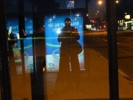 Стою я на  стеклянной остановке. Поворачиваю голову и хватаюсь за фотоаппарат: