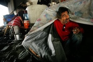 Шли бы под мост - к бомжам.
Там спокойнее. Бомжи философы, они не суетятся.
Вот ни разу не видел бегущего, даже от ментов, бомжа.
***
Да и мужику полезно знать, что с ним станет после развода и раздела "совместно нажитого"!