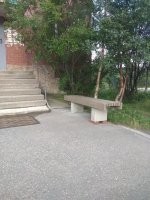 привязали цепь , чтобы ее же и не спиз.или