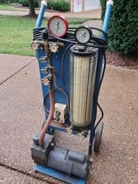 это аппарат для ваккумирования систем кондиционеров и холодильников перед заправкой хладогеном.