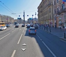 ещё бы эти выделенные полос нормально делали.

два примера - Невский проспект, выезд на площадь Восстания. с двух полос можно поворачивать направо - а 90% автобусов едут прямо. и обратите внимание на троллейбусную линию - троллейбус там физически по выделенной полосе ехать не может. плюс остановок там нет - и если убрать выделенную полосу на расстоянии последнего квартала - то всем будет легче.

и второй пример - ( того, кто эту схему движения придумал на столбе повесить надо, рядом с камерами ) - перекрёсток Маршала Блюхера и Кушелевской дороги.
поворот налево с двух полос под "стрелку", которая не совпадает по времени с зелёнм "прямо". 90% общественного транспорта так же поворачивают. в час "пик" пробка стоит на квартал.
и те, кому нужно ехать прямо - 1. ждут пока поедет поток на поворот, что бы проехать прямо.
2. не пускают общественный транспорт, который пытается поехать на поворот налево с того места, где заканчивается выделенная полоса со словами "нехер на поворот налево с крайней правой ехать" ...