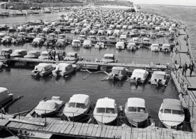 Чета вспомнил...машин не было ,зато лодок моторных- тьма, все берега были в лодочных станциях