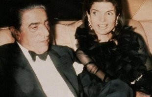 Так на нее еще и Онассис  запал на старости лет.