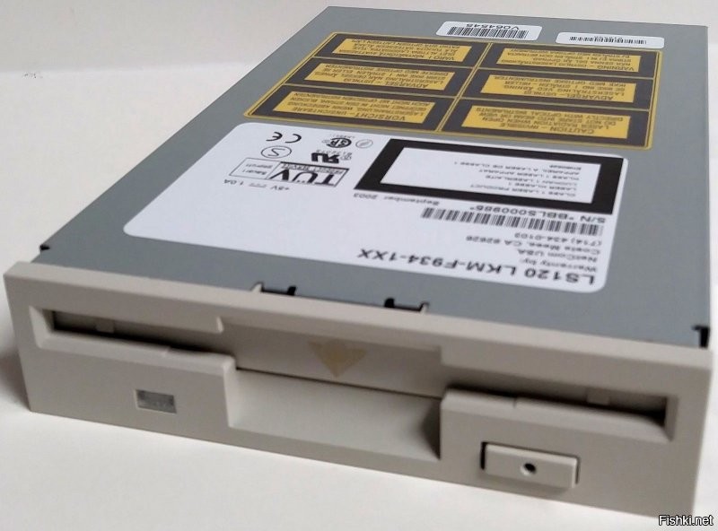 Иногда производители задумывались хотя бы об обратной совместимости. Был такой интересный формат: SuperDisk, разработанный Matsushita. По сути это был усовершенствованный 3.5 флоппи, который, при использовании специальных дискет, обеспечивал плотность записи в 120 мегабайт. При этом привод был совместим с обычными флоппи-дискетами 1.44Mb. Разработчики даже пытались научить привод записывать на обычную дискету до 32 мегабайт информации, но стабильных результатов не добились, дискетки в лучшем случае читались только на том приводе, на котором были записаны.