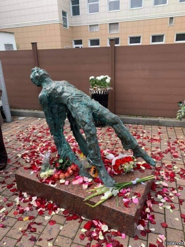 Тем временем в Москве показали новый памятник Есенину