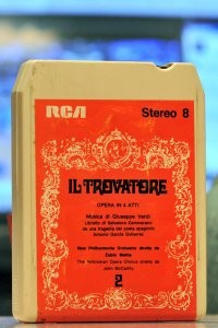 Материал из Википедии   свободной энциклопедии (c)

Stereo 8 (другое название   8 Track)   один из распространённых форматов магнитофонных кассет. Появился в США в 1964 году, кассеты этого формата массово выпускались до 1982 года; мелкими сериями   до 1986, в основном для коллекционеров. Пик популярности пришёлся на конец 1960-х   1970-е годы. Был распространён исключительно в Америке (в основном в Северной), широко применялся в автомобильных проигрывателях и магнитолах. Этот формат был рассчитан в основном на воспроизведение готовых записей.

1. Кассета Stereo 8 с записью оперы Дж. Верди «Трубадур»
2. Магнитола Stereo 8 в автомобиле American Motors Matador (1978). Кассета вставляется в механизм не полностью
