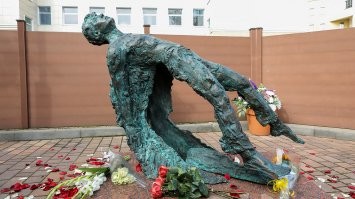 "20 странных исторических снимков, которые не поймешь без объяснения"
На снимке памятник С. Есенину в Москве, 2020