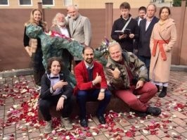 Подвязала пальто колготками.  Голь на выдумки хитра.